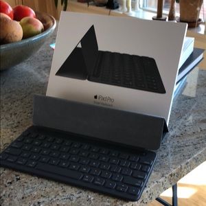 - IPad Pro Smart Keyboard. 9.7”